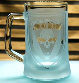 Подарунковий келих для пива з гравіюванням 670 мл лого шеврона 72 ОМБр Черных Запорожцев