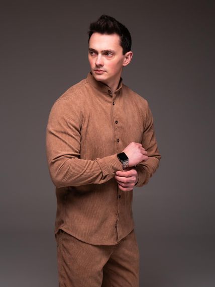 Мужская вельветовая рубашка с воротником стойка и длинным рукавом на пуговицах цвет коричневый, размер М  RA2334 | Зображення 2