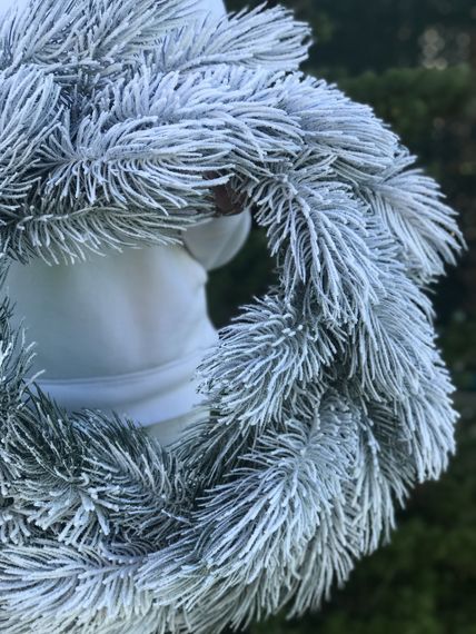 Вінок хвойний Сосна литий d-60 см засніжений | Зображення 2