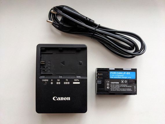 Комплект зарядний пристрій canon lc-e6e й акумуляторів lp-e6 60d, 70d, 80d, 90d, 7d, 7d mark ii, 6d, 6d mar