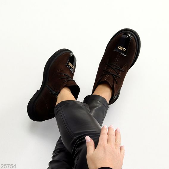 Дизайнерские шоколадные замшевые зимние ботинки с глянцевой вставкой | Зображення 1