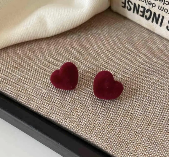 Сережки с пушистыми сердечками, сережки с бордовыми сердечками, сережки сердечки вишневые, сережки сердечко, серьги, серёжки