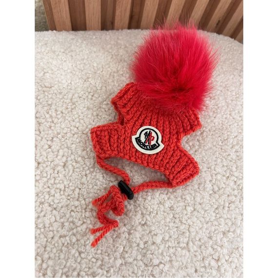 Брендовая шапка для собак ручной вязки MONCLER без подворота, с натуральным красным бубоном, оранжевая
