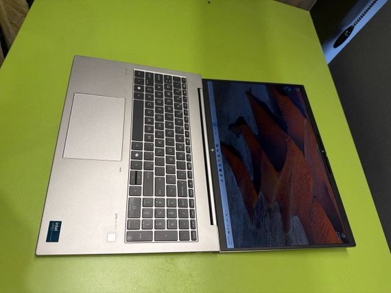 Мобільна робоча станція HP ZBook FireFly 16 G11 / 16" (1920x1200) IPS / Intel Core Ultra 7 165H (16 (22) ядер по 1.4 - 5.0 GHz) / 16 GB DDR5 / 512 GB SSD / nVidia RTX 500 Ada, 4 GB GDDR6, 64-bit / WebCam б/в | Зображення 2
