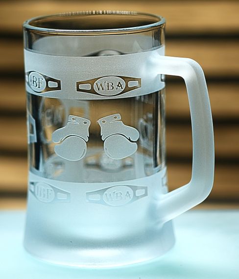 Пивной бокал 670 мл Усик символ непобедимости и воли к победе подарок для фаната бокса кружка с гравировкой | Зображення 6