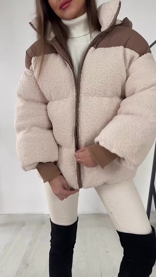 Жіночий пуховик Fluffy Puffer з еко хутра молоко з бежевими вставками зі знімним капюшоном | Зображення 5