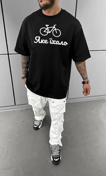 Футболка з мерчем