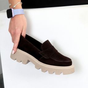 Замшеві туфлі лофери колір гіркий шоколад на бежевій підошві