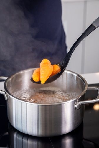 Ложка для сервірування з прорізами KitchenAid Coreline KAS004OHCGG 33.8 см сіра | Зображення 2
