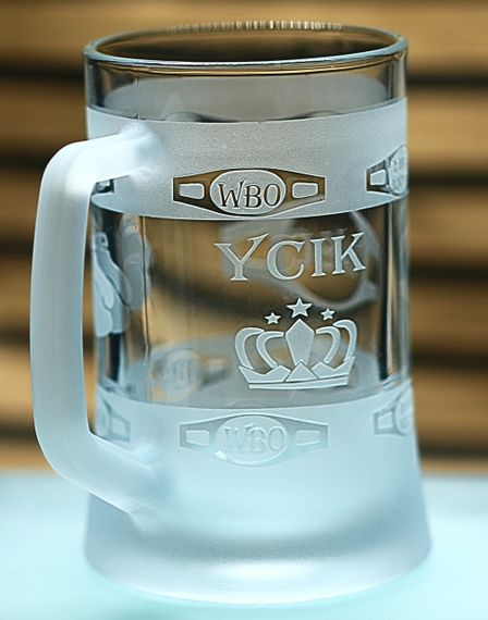 Пивной бокал 670 мл Усик символ непобедимости и воли к победе подарок для фаната бокса кружка с гравировкой | Зображення 1