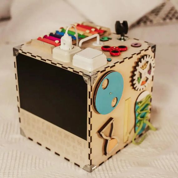 Розвиваюча іграшка Бізікуб Temple Group TG200126 30х30х30см Натуральний | Зображення 4