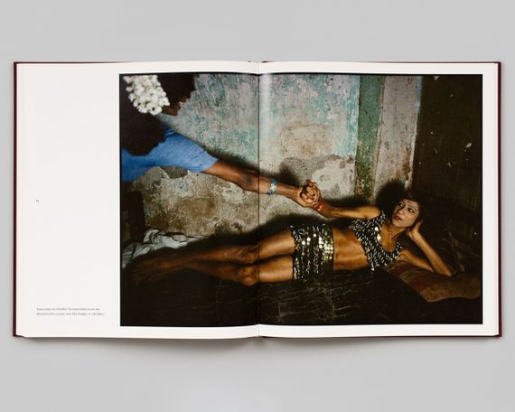 Книга лучшие фотографы мира Mary Ellen Mark: Falkland Road, Prostitutes of Bombay Мэри Эллен Марк Мумбаи | Зображення 5