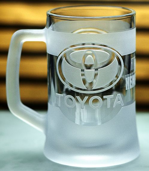 Пивная кружка Toyota Тойота 670 мл с гравировкой Подарок автолюбителю Бокал с логотипом авто и легендарный слоган