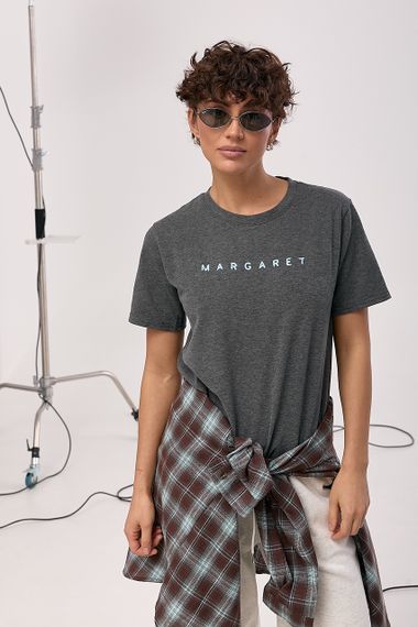 Трикотажна футболка з вишитим написом Margaret - темно-сірий цвет, ONE SIZE (є розміри) | Зображення 4