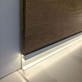 Алюминиевый плинтус DEAL 5/40 LED Белый