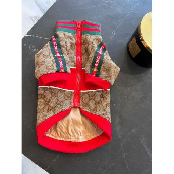 Брендовая джинсовая куртка для собак GUCCI на змейке под горло с красной надписью на спинке, коричневая | Зображення 1