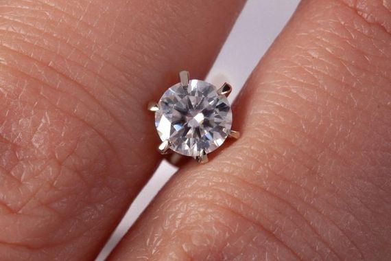 Сережки гвоздики из белого золота с мауссанитами | Зображення 3