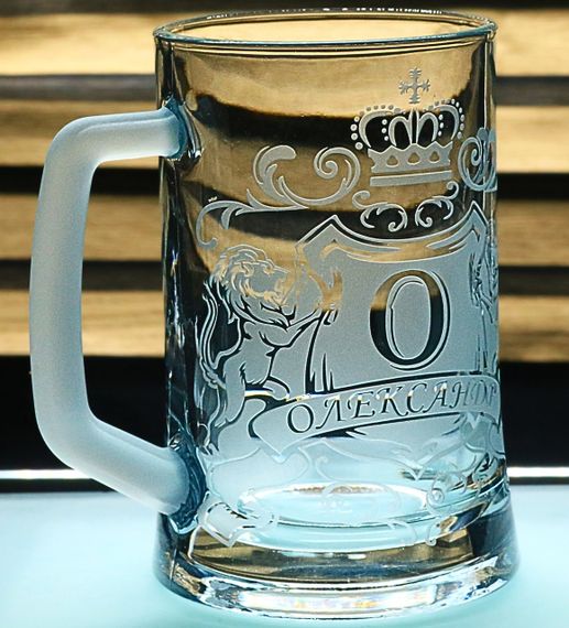 Іменний пивний келих 670 мл Олександр з гравіюванням  Кухоль з гербом короною  левами  Персоналізований подарунок | Зображення 1