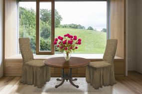 Жакардові чохли на стільці Roza з спідницею Пісочні