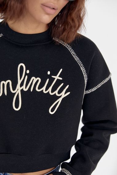 Короткий утепленный свитшот с вышитой надписью Infinity черный цвет M | Зображення 3