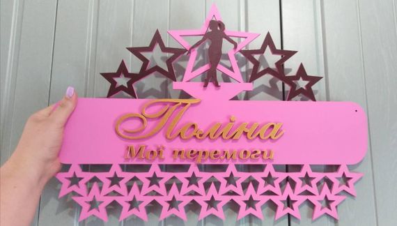 Медальниця для художньої гімнастики, іменна з поличкою, дерев'яна, тримач для медалей, медальниці