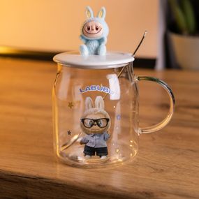 Новогодняя большая стеклянная чашка "Лабуба" с крышкой и ложкой 600 мл, Праздничная кружка чашка для детей на подарок Голубой