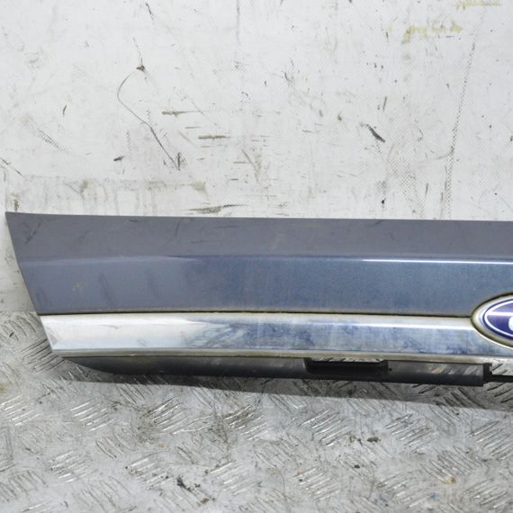 Накладка кришки багажника Ford Fiesta VII 2008-2017 Накладка підсвітки номера Форд Фієста 7 8A61A43404D | Зображення 1