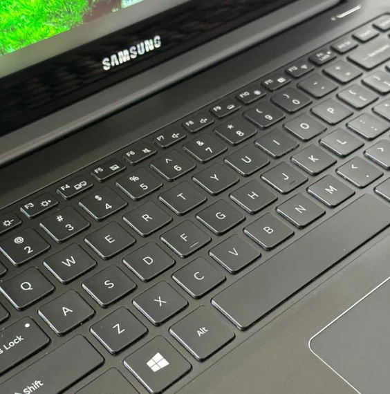 Ноутбук Сенсорний Samsung NP940 15.6" 4K IPS i7 6700HQ 16Gb SSD 512Gb GTX 950M Б/В | Зображення 3