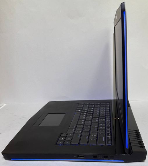 Ігровий ноутбук Dell Alienware 15 R3 / 15.6" (1920x1080) IPS / Intel Core i7-7700HQ (4 (8) ядра по 2.8 - 3.8 GHz) / 32 GB DDR4 / 512 GB SSD / nVidia GeForce GTX 1070, 8 GB GDDR5, 256-bit / WebCam б/в | Зображення 6