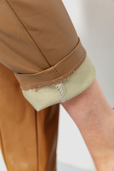 Штани жіночі з екошкіри, колір бежевий, 186R5219 | Зображення 5