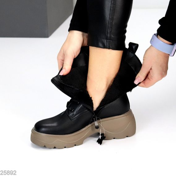 Черные зимние высокие кожаные ботинки берцы на бежевой подошве | Зображення 1