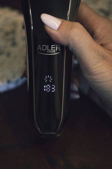 Електробритва Adler AD 2933 роторна акумуляторна 3 головки з тримером і дисплеєм USB | Зображення 6