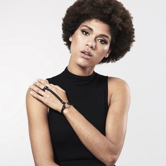 Пара браслетів на зап'ясті і палець Bijoux Indiscrets MAZE Hand Bracelet Harness Black, екошкіра | Зображення 6