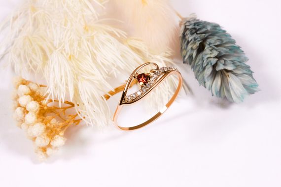 Кольцо из красного  золота с гранатом 16.5