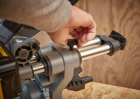 Пила торцювальна акумуляторна Stanley FATMAX з АКБ та ЗП SFMCS701M1 | Зображення 1