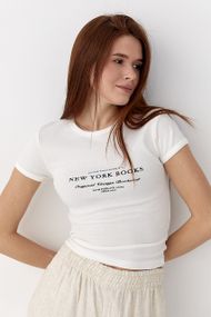 Приталена футболка з принтом - молочний цвет, S (є розміри)