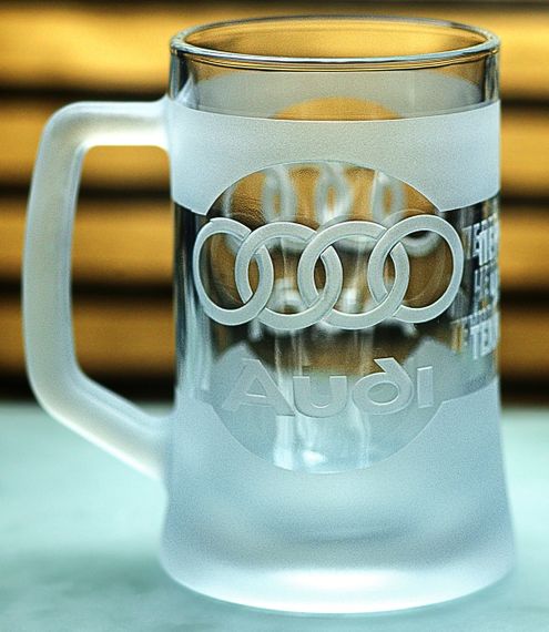 Пивний кухоль Audi 670 мл з гравіюванням Подарунок автолюбителю  Келих з логотипом авто Ауді та  легендарний слоган