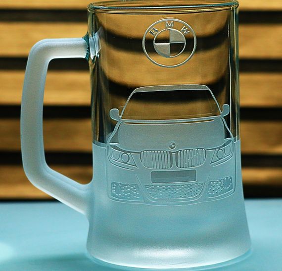 Пивний келих 670 мл з гравіюванням БМВ BMW седан подарунок для автолюбителя  кухоль для пива з логотипом авто