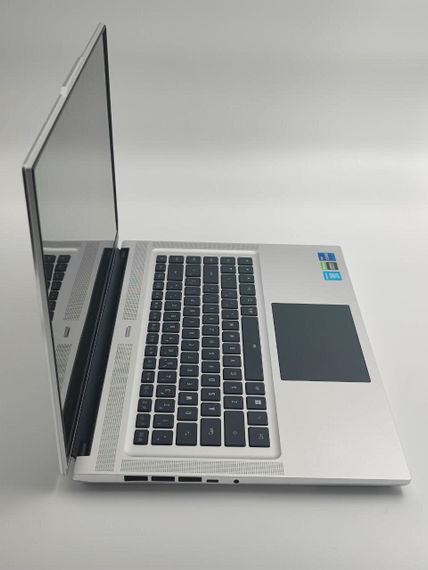 Игровой ноутбук Б-класс Gigabyte Aero 16 XE5 / 16" (3840x2400) OLED / Intel Core i7-12700H (14 (20) ядер по 3.5 - 4.7 GHz) / 16 GB DDR5 / 256 GB SSD+256 GB SSD / nVidia GeForce RTX 3070 Ti, 8 GB GDDR6, 256-bit / WebCam б/у | Зображення 3
