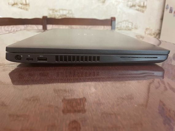 Ноутбук Dell Latitude 5500 / 15.6" (1920x1080) IPS / Intel Core i7-8550U (4 (8) ядра по 1.8 - 4.0 GHz) / 16 GB DDR4 / 256 GB SSD / Intel UHD Graphics 620 / WebCam б/в | Зображення 4