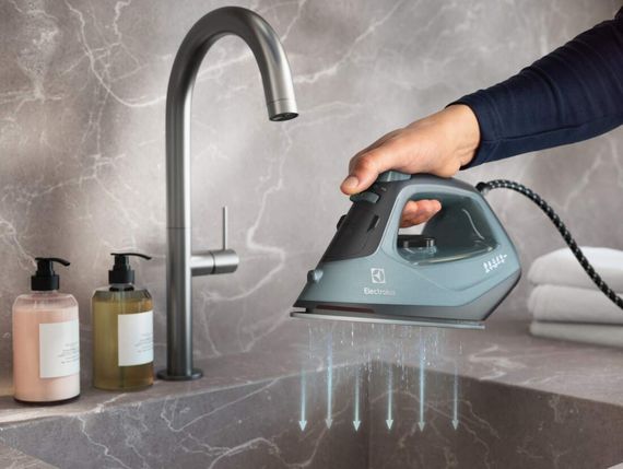 Праска Electrolux , 2400Вт, 250мл, паровий удар 110гр, керам. підошва, зелено-черний (E5SI2-6OG) | Зображення 3