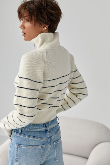 Короткий в'язаний светр у смужку із блискавкою на горловині - молочний цвет, ONE SIZE (є розміри) | Зображення 1