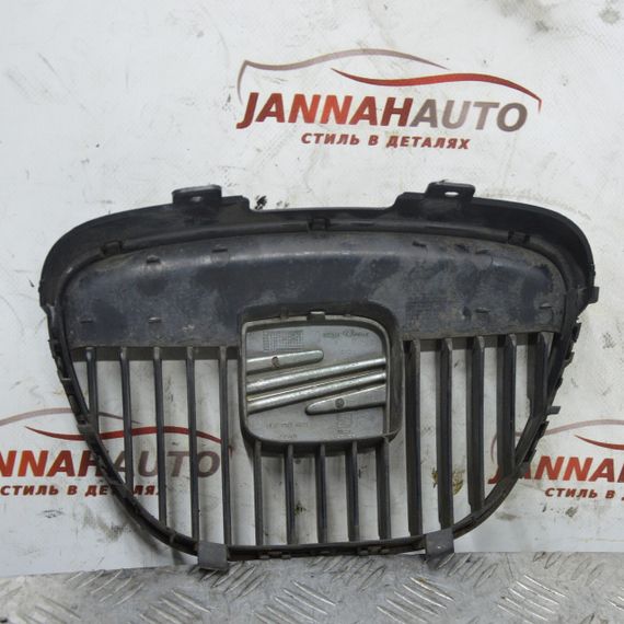 Решітка радіатора Seat Ibiza III 2002-2008 Решітка емблема переднього бампера Сеат Ібіза 3 6L0853654 | Зображення 1