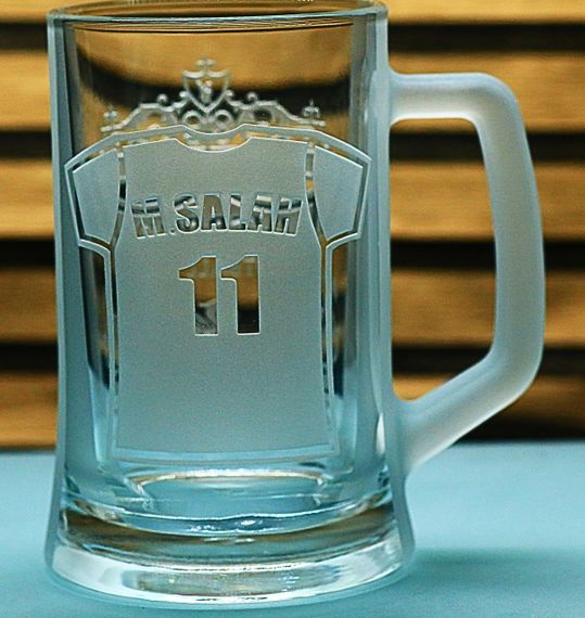 Пивной бокал 670 мл Liverpool с гравировкой подарок для фаната ФК Ливерпуль футбольная кружка Салах | Зображення 3