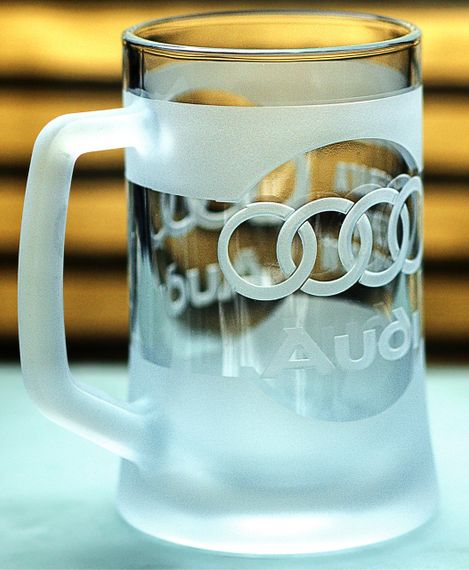 Пивний кухоль Audi 670 мл з гравіюванням Подарунок автолюбителю  Келих з логотипом авто Ауді та  легендарний слоган | Зображення 1