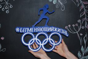 Медальниця біг, легка атлетика іменна з поличкою, дерев'яна, тримач для медалей, медальниці