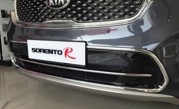 Накладка на решітку переднього бампера Libao (пластик) для Kia Sorento UM 2015-2020 рр | Зображення 1