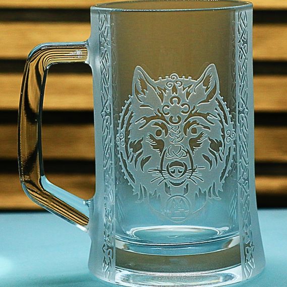 Пивной бокал 670 мл Руни Волк с гравировкой, подарок для фаната скандинавского стиля