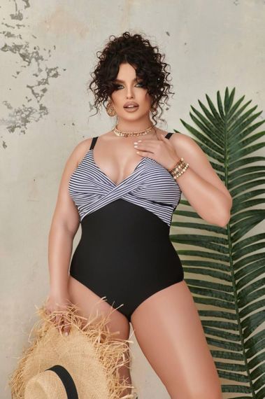 Суцільний смугастий чорний купальник  PLUS SIZE з зйомними чашками