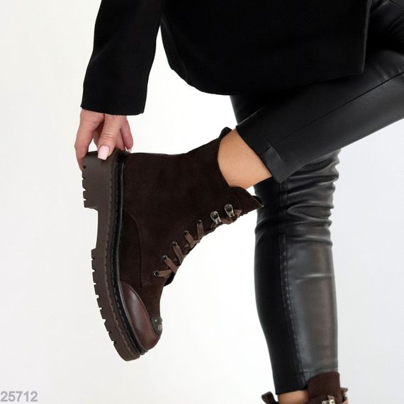 Шоколадні зимові замшеві черевики берці з дизайнерською нашивкою | Зображення 7